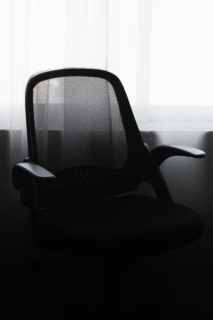 Silla ergonómica de oficina con respaldo de malla negra